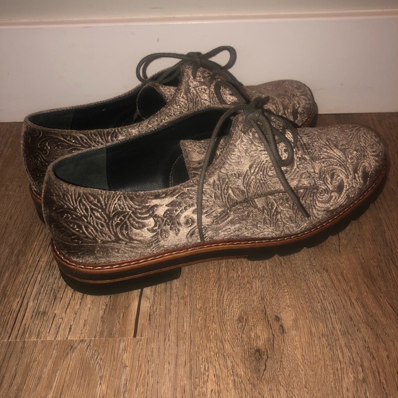 STUART Weitzman Velvet Paisley Sneakers Reflective Green Olive Colour Sz 8.5 M - Picture 4 of 8